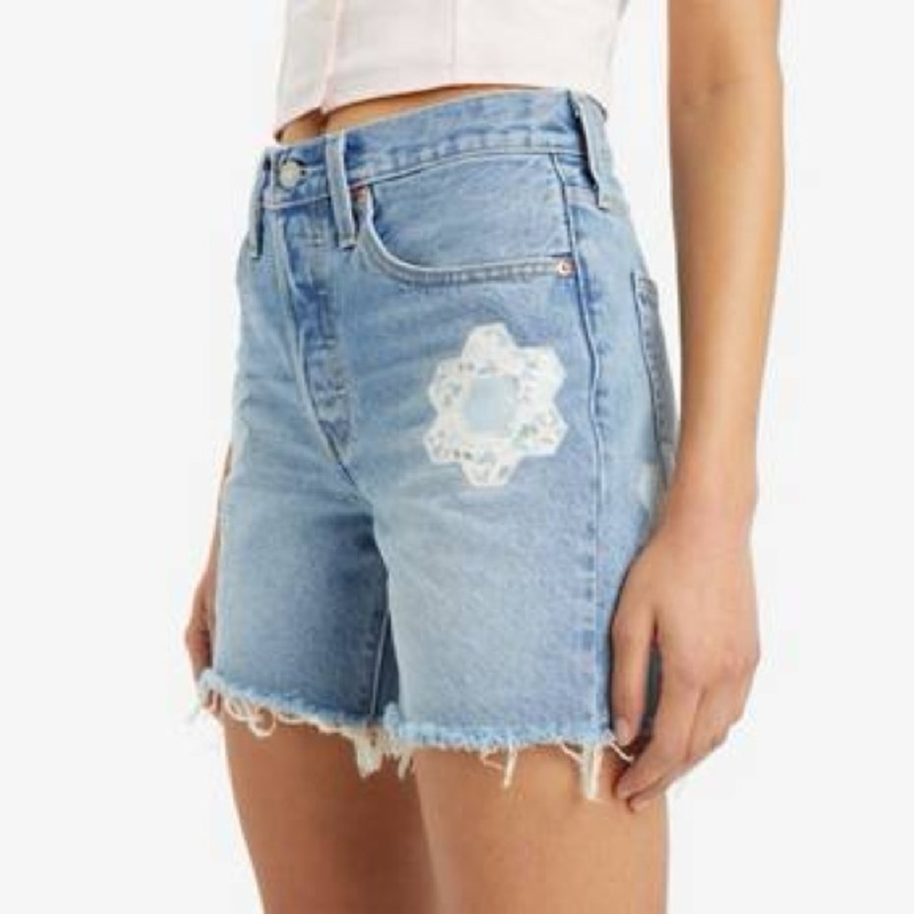 LEVI’S 501 MID THIGH WOMEN'S SHORTS GEO FLORAL APLIQUÉ